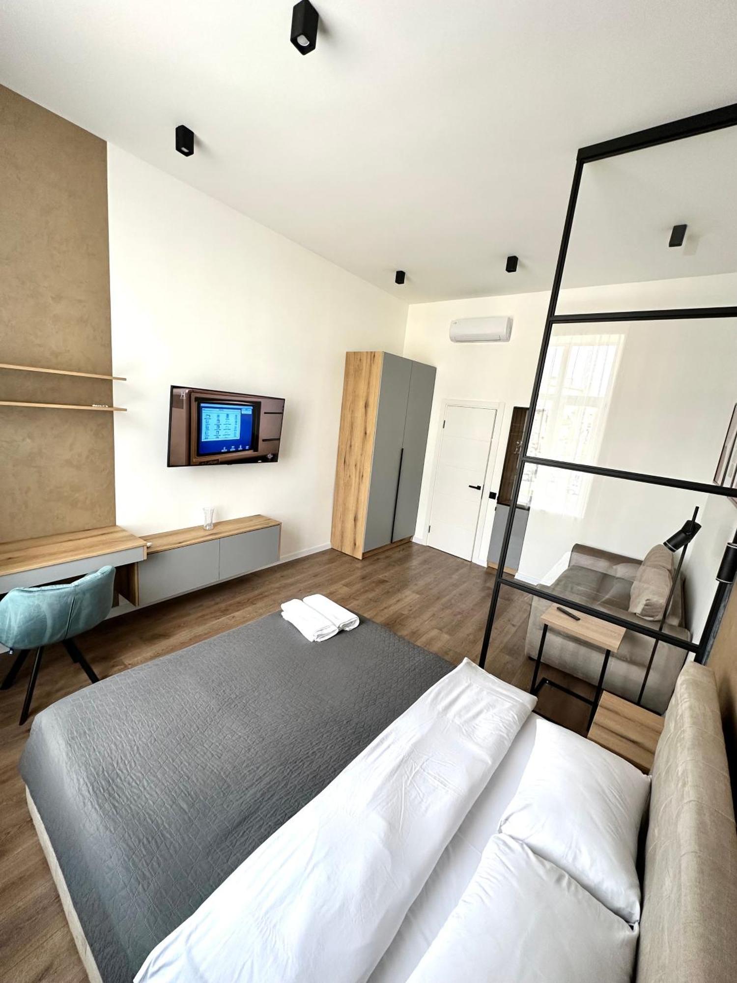 Romantic Apartments - In The Center Of Lviv , King-Size Bed المظهر الخارجي الصورة